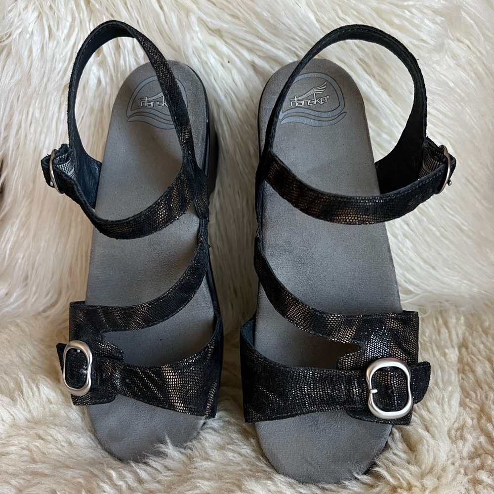 Dansko pre-loved Size 39 Black and Tan Sandals